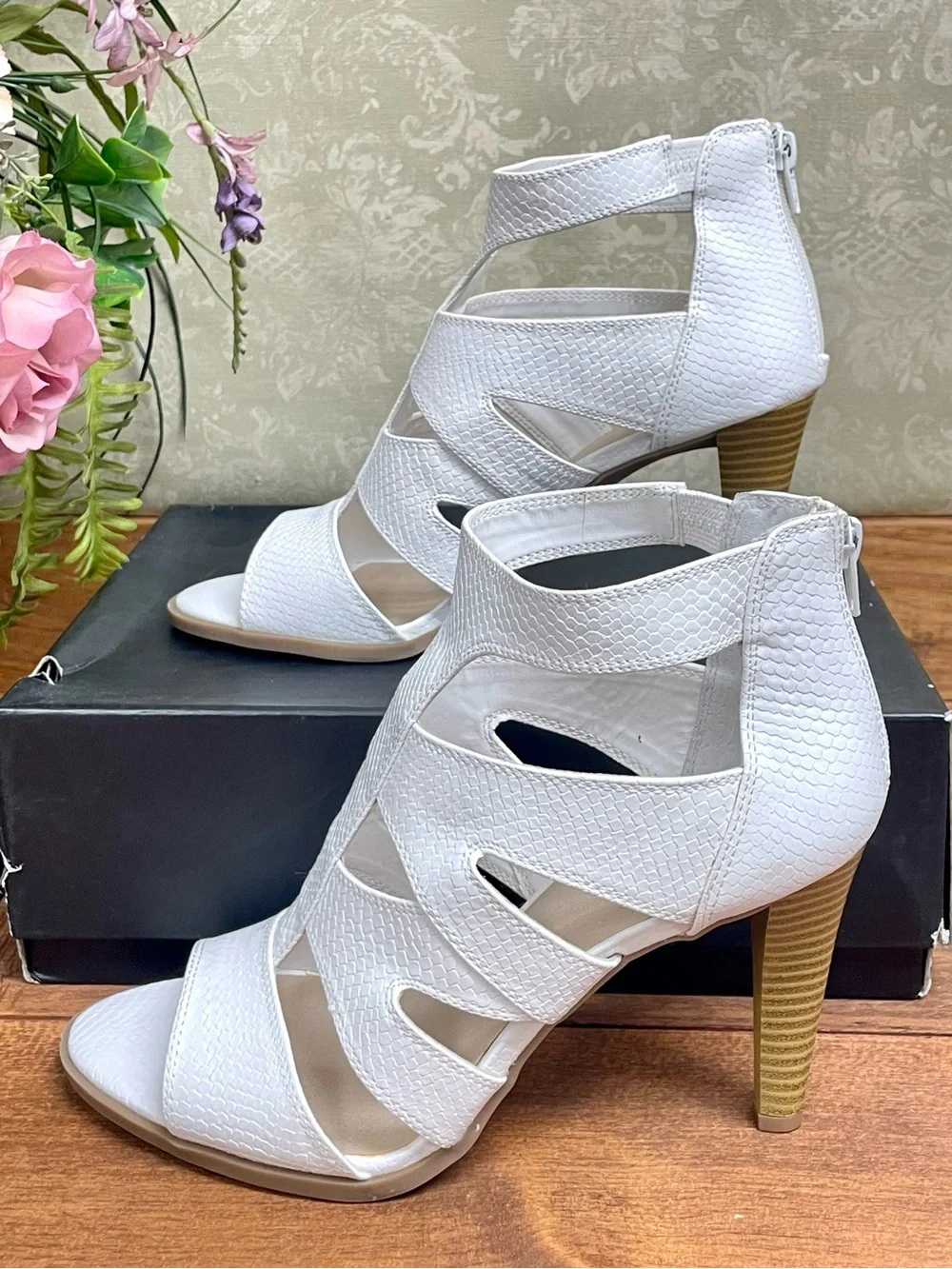 Simply Vera Vera Wang Dragon White Snakeskin Strappy Sandal Heeled Bootie 9.5